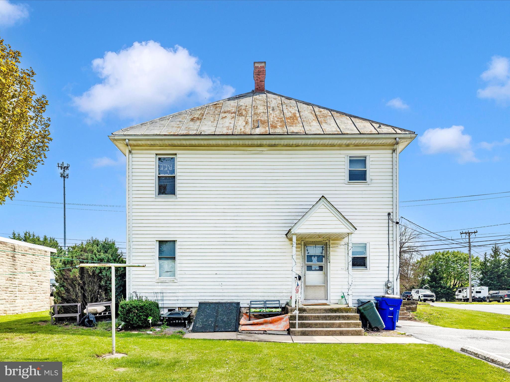 Main image without alt text