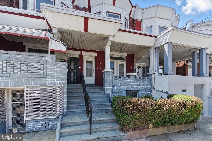 This renovated luxury apartment is ready for you to call it home! Featuring a 1 bed 1 bath unit, with stylish finishes including lvp flooring throughout, shaker cabinets and stainless steel appliances! Schedule your showing today!