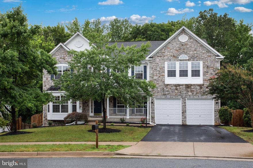 Gorgeous 5 Bed 3 1/2 Bath home in the prestigious Brentsmill Subdivision. New Carpet, Fresh Paint, Hardwood Floors, Study/Den Main Floor, Upgraded Counter Tops, Walk in Closets, Fully Finished Walkout 
Basement, Much More. Must See!