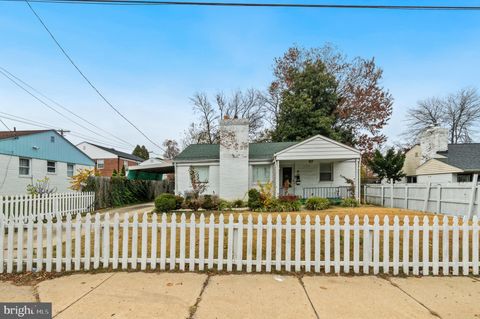 Photo of 220 University Boulevard E, SILVER SPRING, MD 20901 (MLS # MDMC2207528)