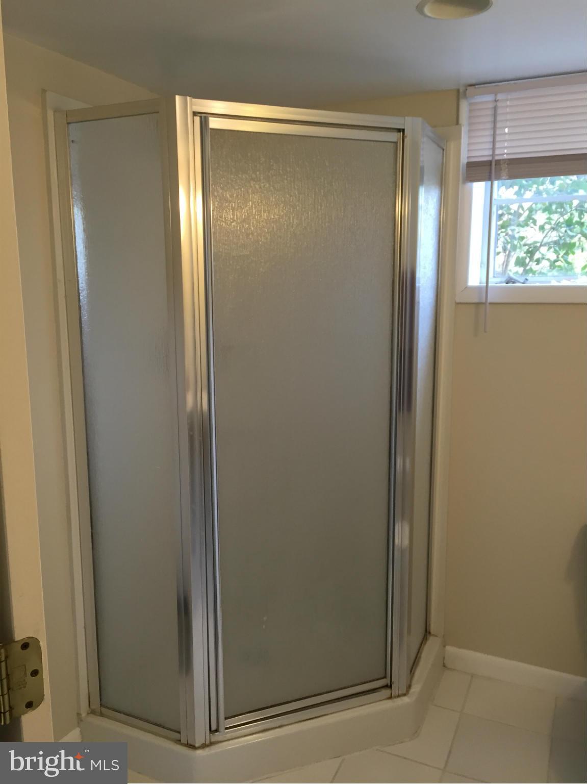 BROYHILLS MCLEAN ESTATES - Residential Lease