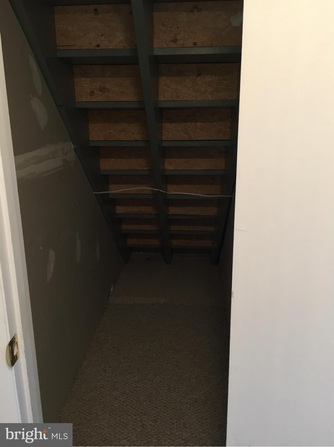 BROYHILLS MCLEAN ESTATES - Residential Lease