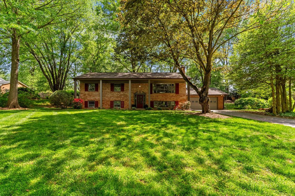 Photo of 4104 Crescent Hills Drive, HAYMARKET, VA 20169 (MLS # VAPW2119306)