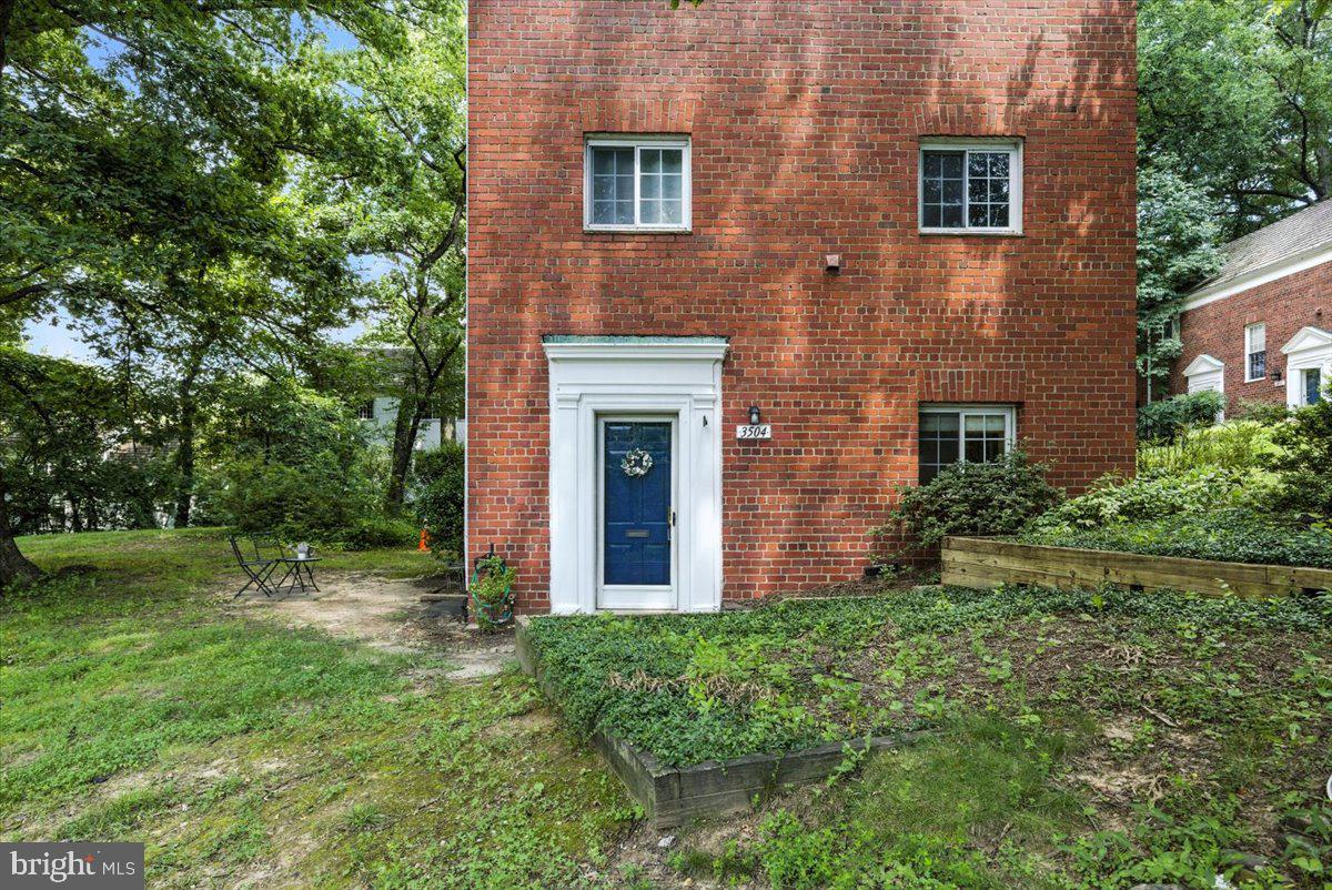 Tucked away in one of Alexandria’s charming communities, this one-bedroom, one-bathroom home in Parkfairfax is the perfect blend of comfort, style, and unbeatable location.With new flooring, a renovated kitchen featuring updated appliances, and a an outdoor space, this unit offers all the modern touches you want.It’s also just minutes to DC, Arlington, and Shirlington, yet surrounded by trees and easy commute or stroll to nearby shops and restaurants.