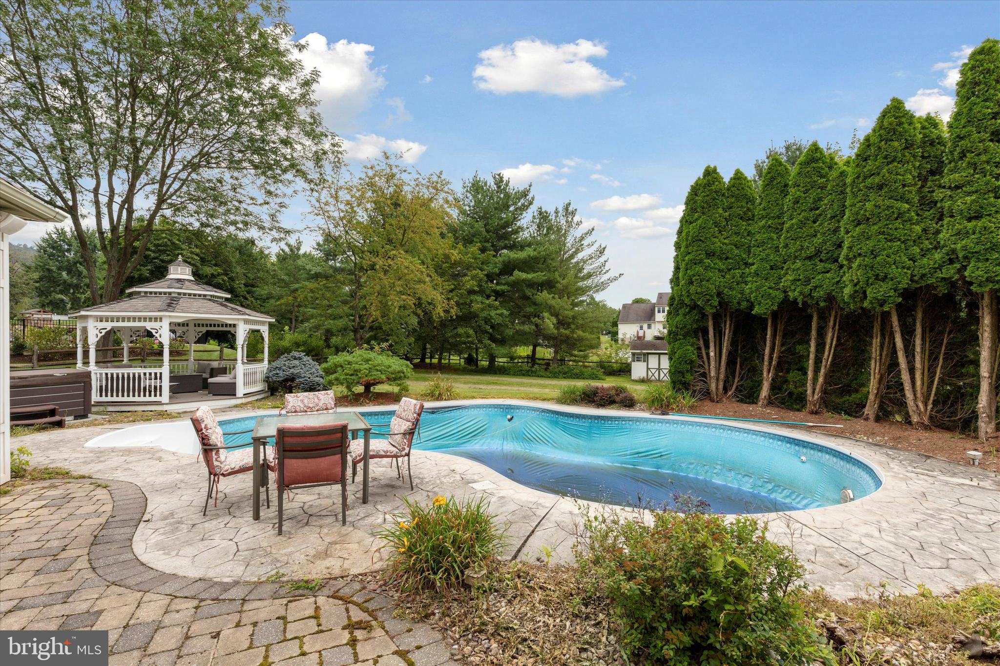 WOODS EDGE - Residential