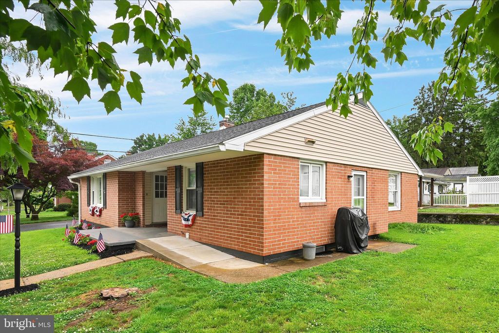 Photo of 106 E Second Avenue, LITITZ, PA 17543 (MLS # PALA2088584)