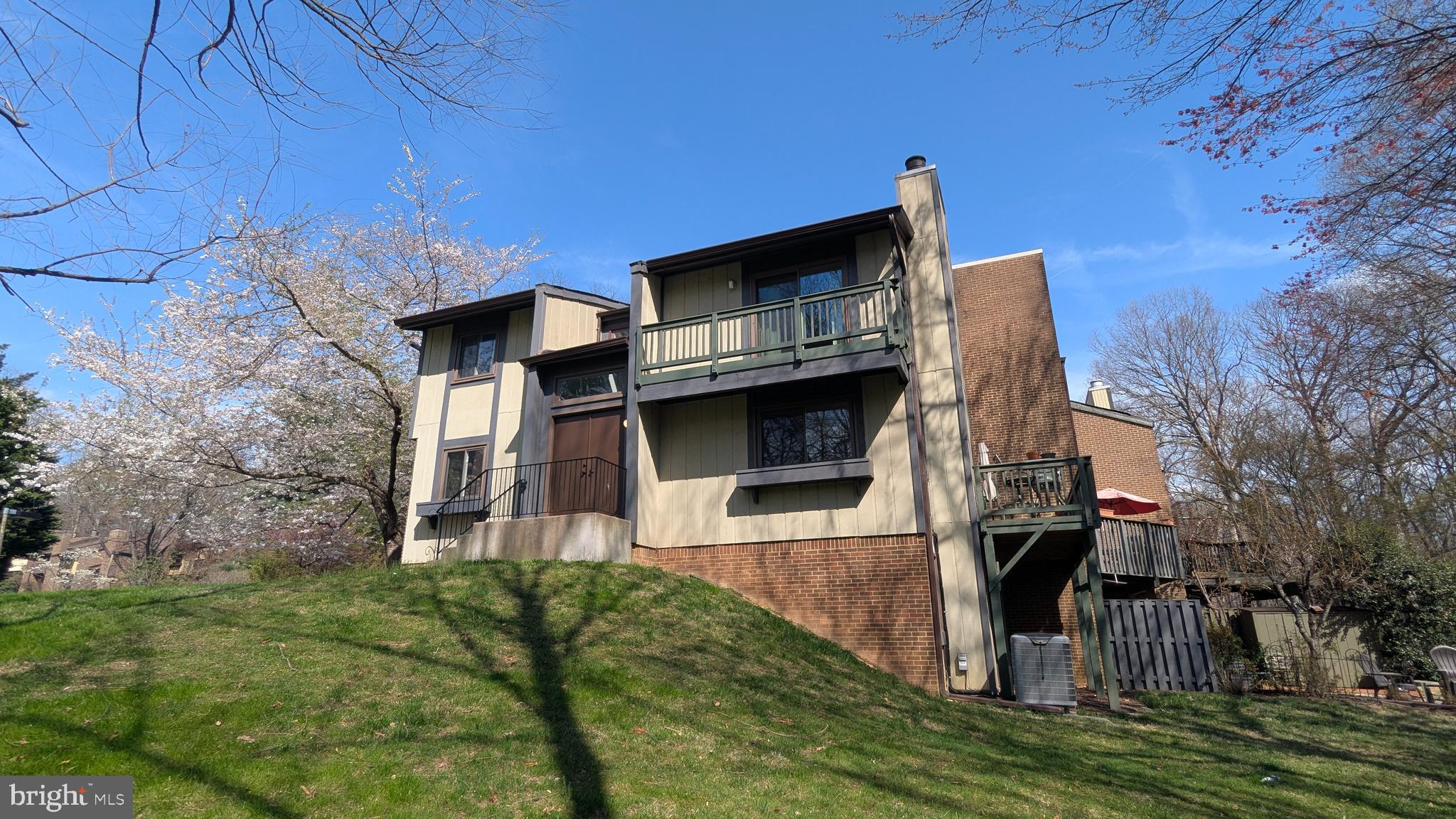 2200 GLENCOURSE LANE