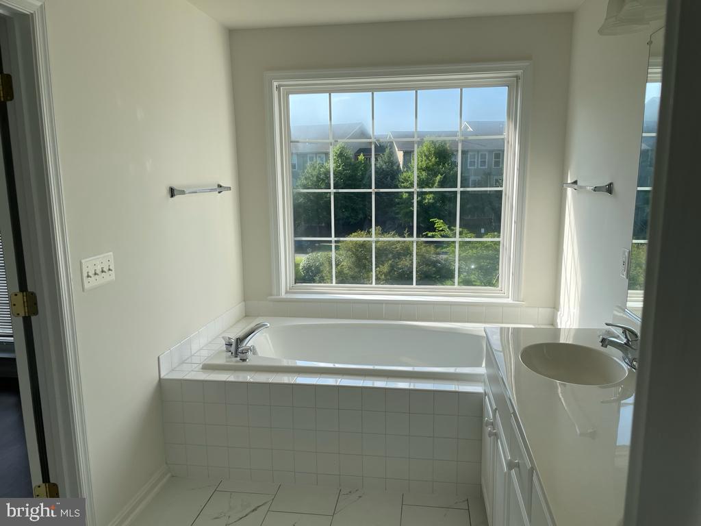 LOUDOUN PARKWAY CENTER - Residential Lease