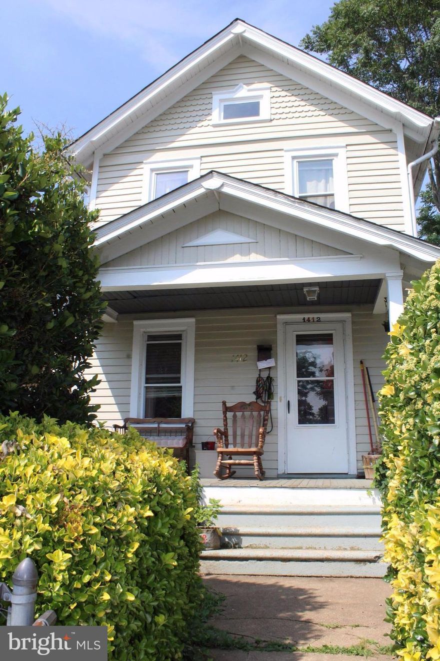 Beautiful, Charming single family home in the heart of downtown Fredericksburg.  Gorgeous wood flooring throughout, open living/dining room area.  3 bedroom 1 full bath on upper level.  Fully fenced yard & lovely front porch.  Pets considered.