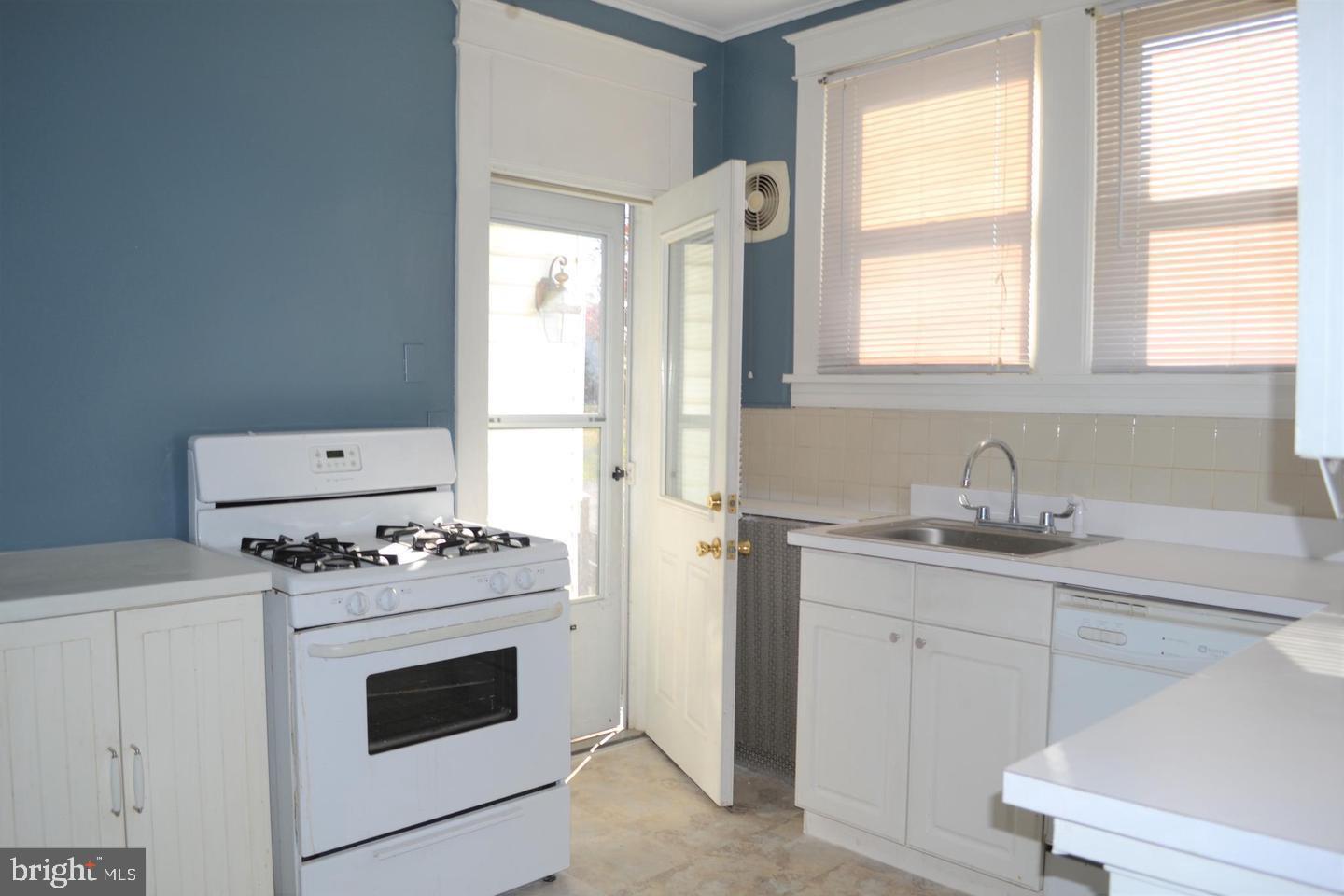 PERRY HALL - Residential Lease