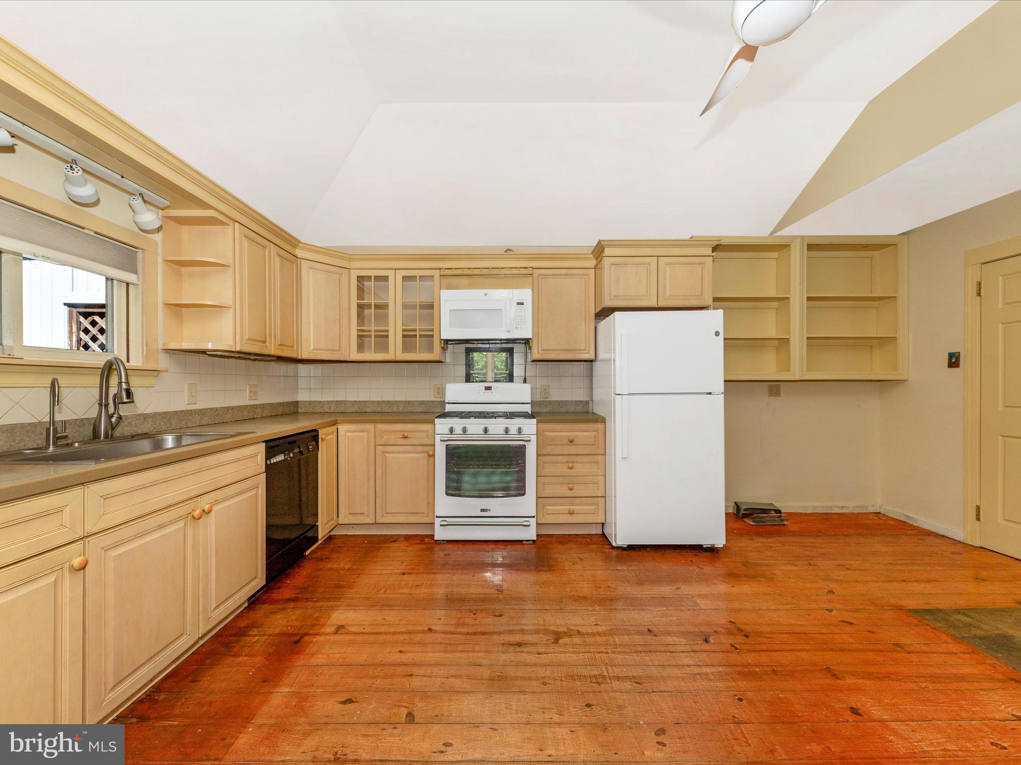 CLAYMONT CHASE - Residential