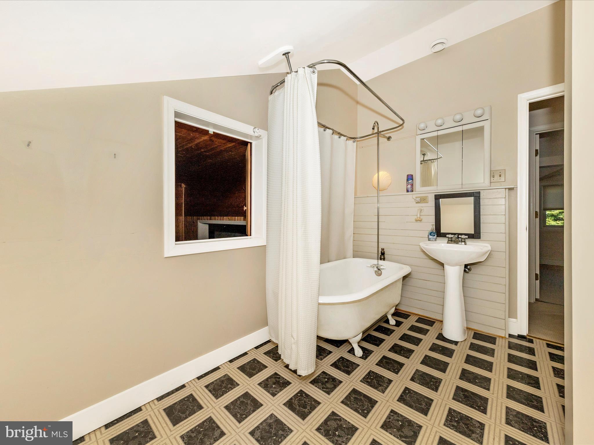 CLAYMONT CHASE - Residential