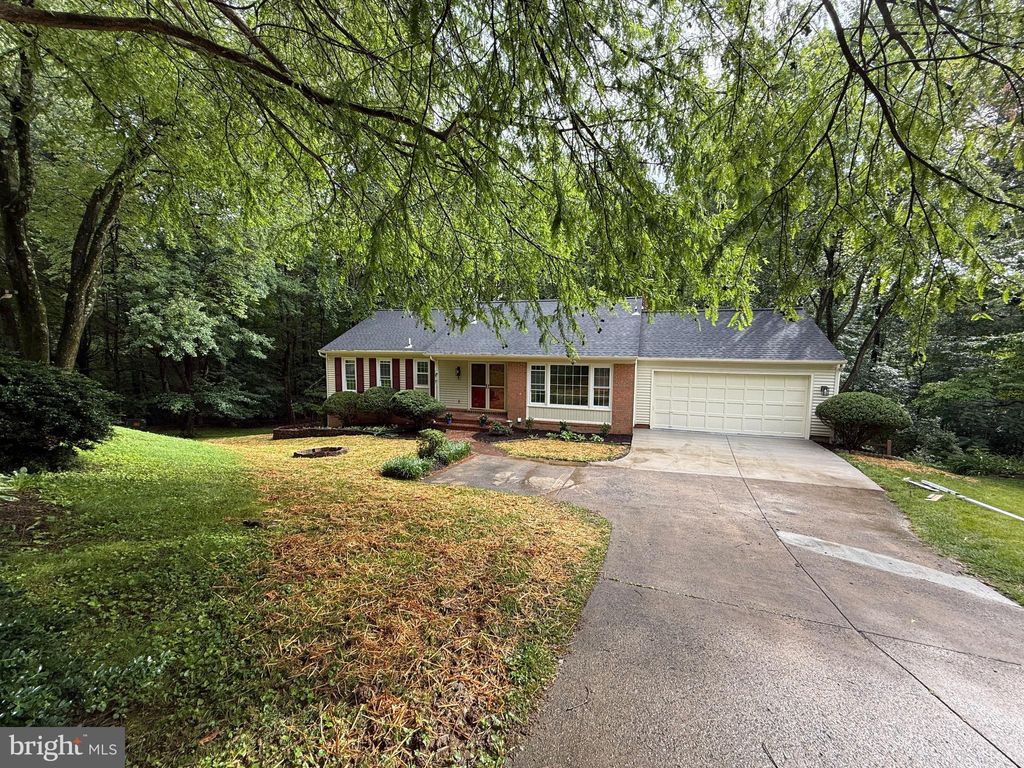 Photo of 7937 Saint George Court, SPRINGFIELD, VA 22153 (MLS # VAFX2315020)