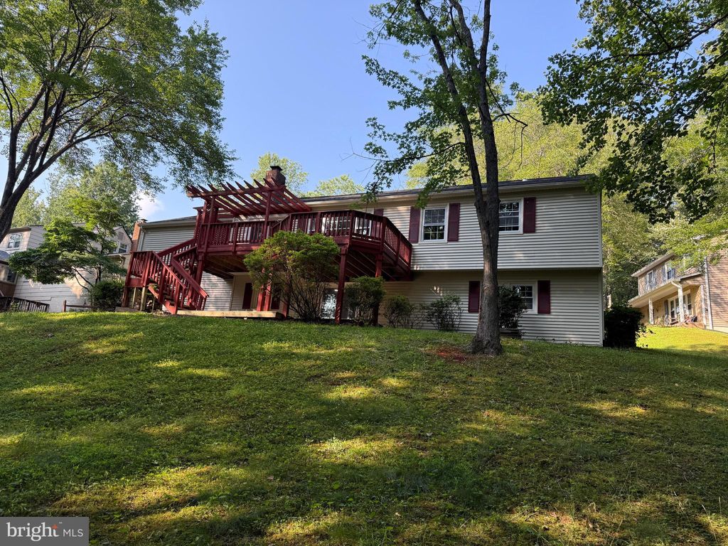 Photo of 7937 Saint George Court, SPRINGFIELD, VA 22153 (MLS # VAFX2315020)