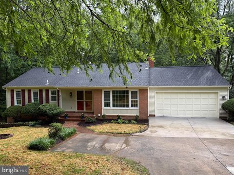 Photo of 7937 Saint George Court, SPRINGFIELD, VA 22153 (MLS # VAFX2315020)
