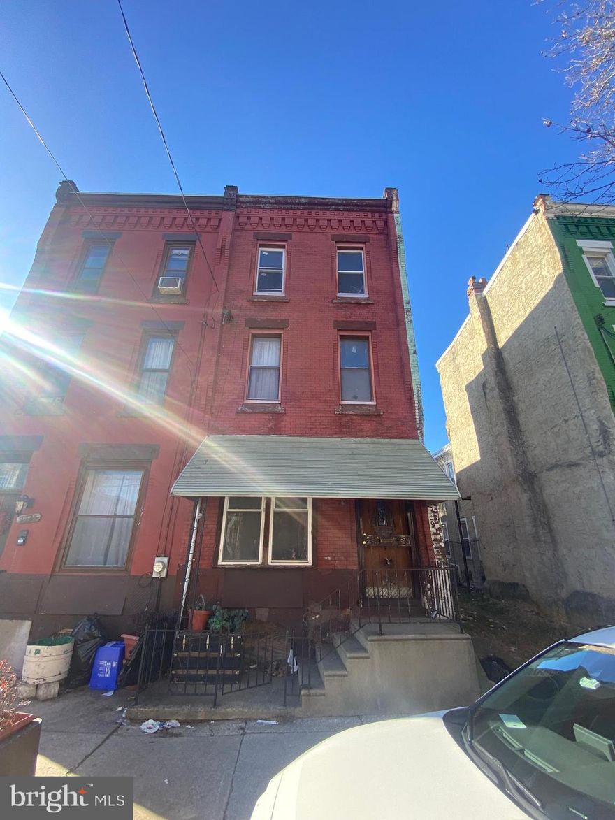 NO SITE UNSEEN OFFERS!!!! Investor special located in the highly sought after neighborhood of Brewerytown is now available! This property features 4 bedrooms, 2 bathrooms and good bones throughout. On the main floor, a straight through floor plan which can easily be converted to an open concept by removing a partition between the living room, dining room and or kitchen. In the basement, plenty of clearance which is begging to be finished and a rear yard ideal for a private oasis. Could it get any better though? It does! This property is also perfectly situated near 76, 95 and center city making the commute a breeze and boasts an ARV OF 330-350k! So what are you waiting for? Schedule an appointment to see before it's too late.