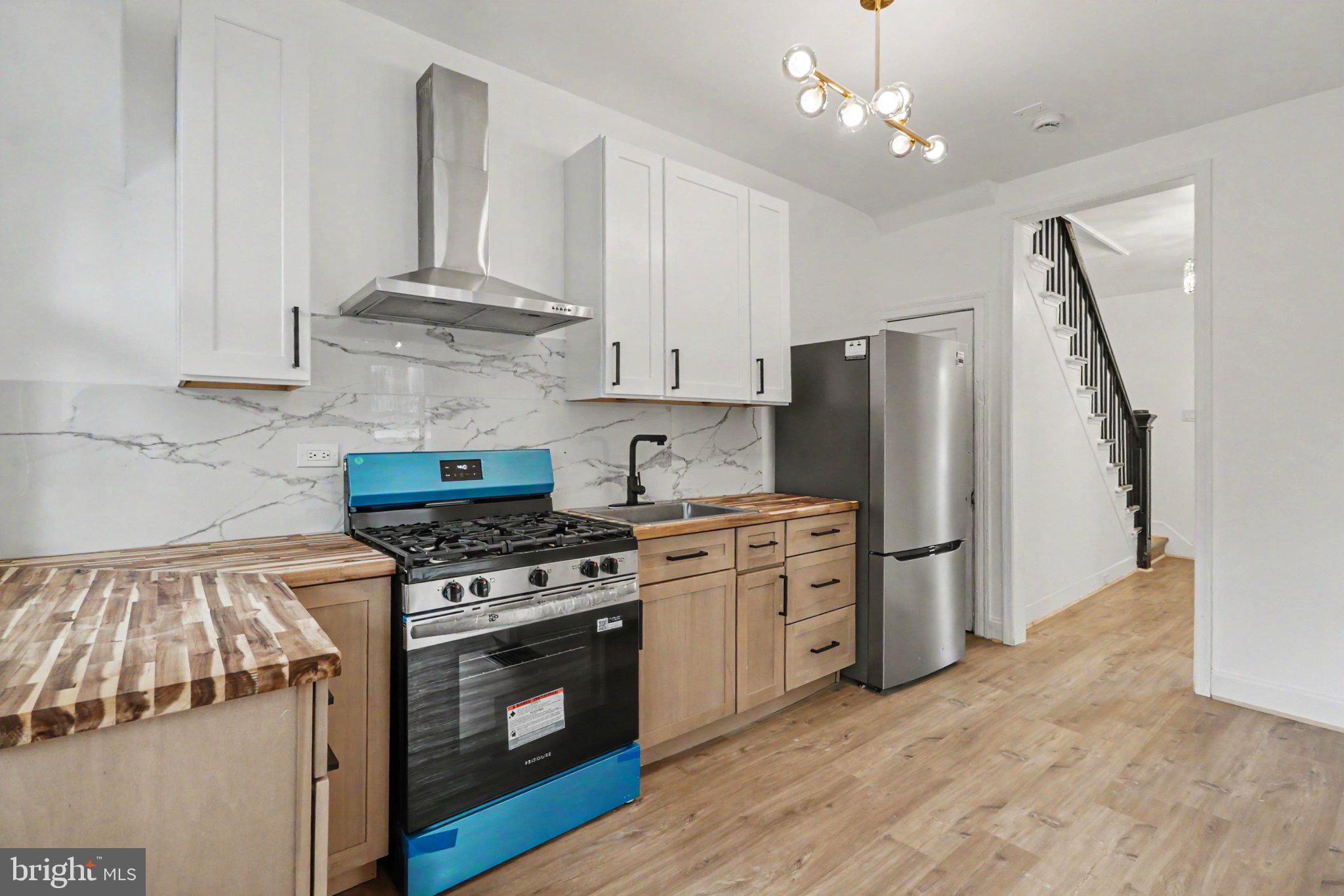 1712 ELM STREET