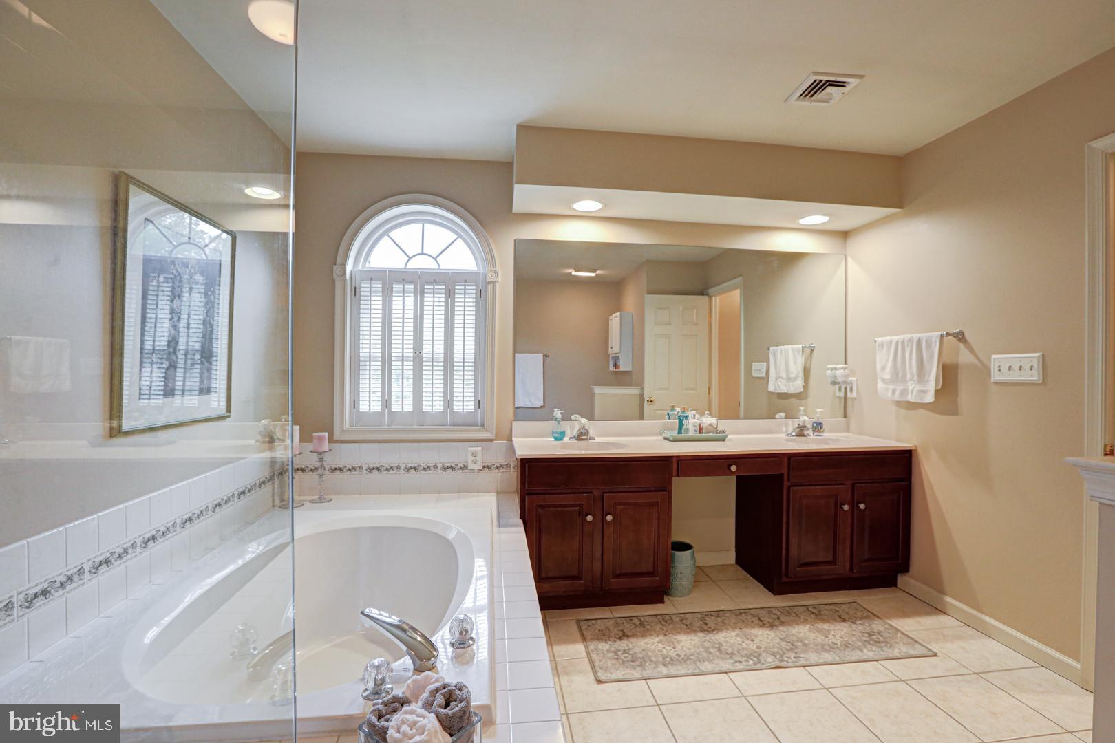 ESTS OF LONDN BRDG - Residential