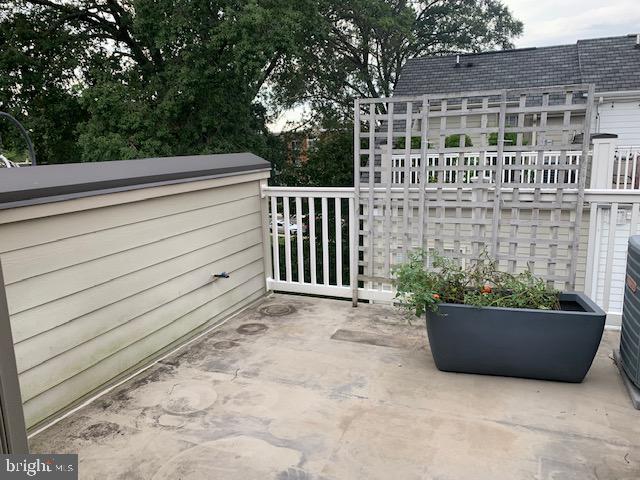 BUCKINGHAM COMMONS - Residential Lease