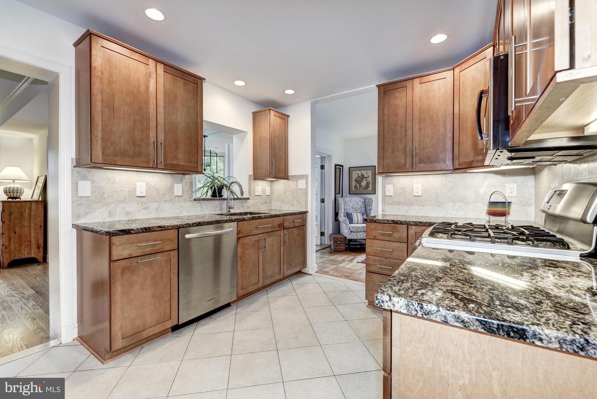 COUNTRY CLUB MANOR - Residential Lease