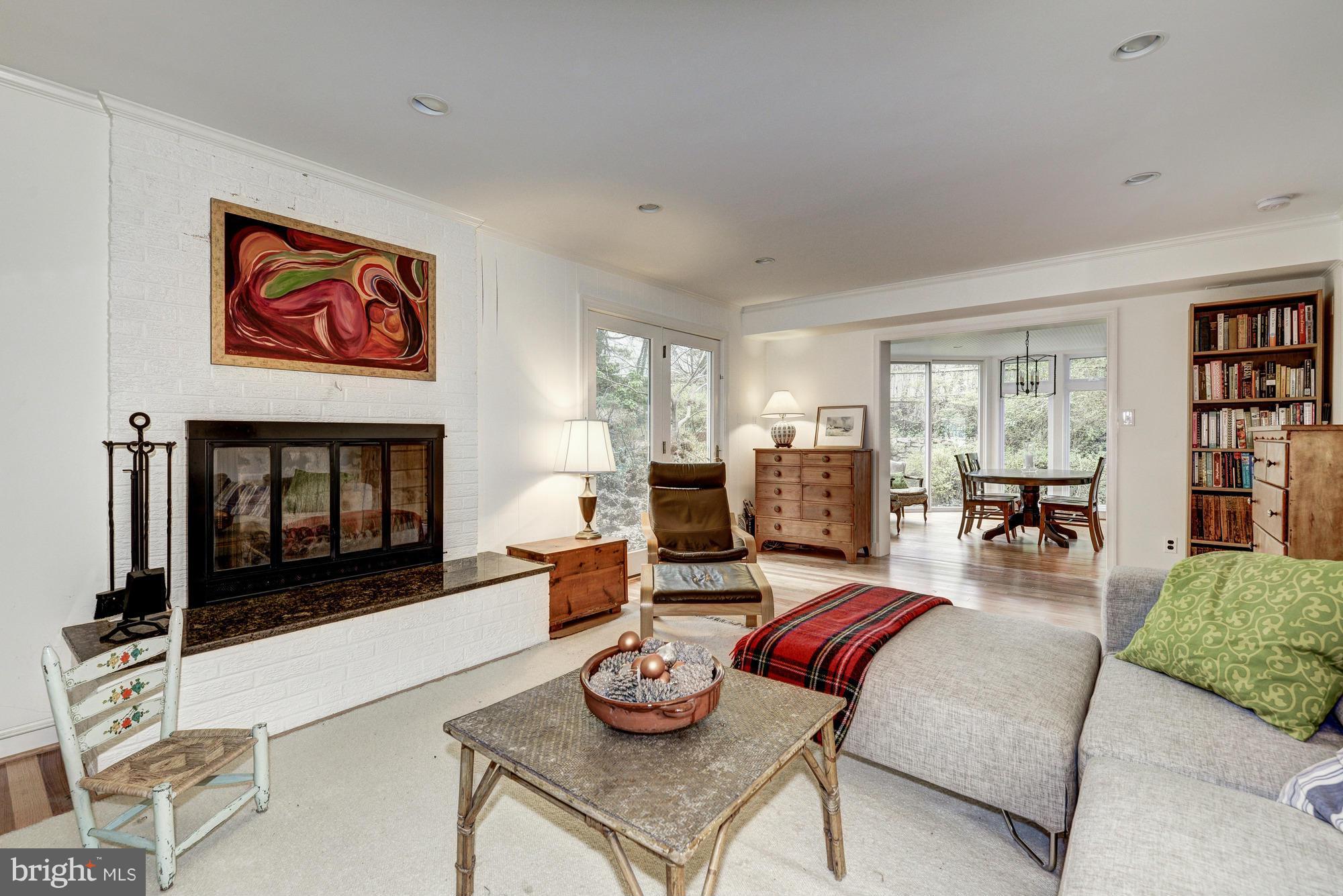 COUNTRY CLUB MANOR - Residential Lease