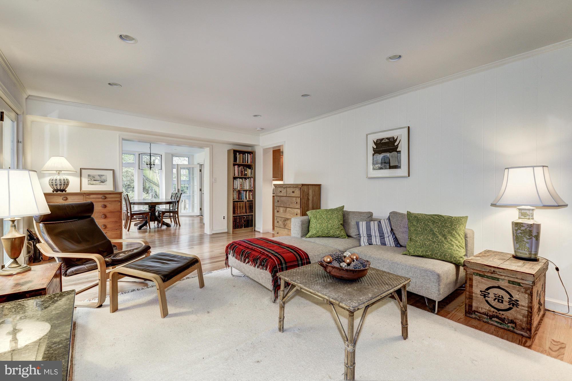 COUNTRY CLUB MANOR - Residential Lease