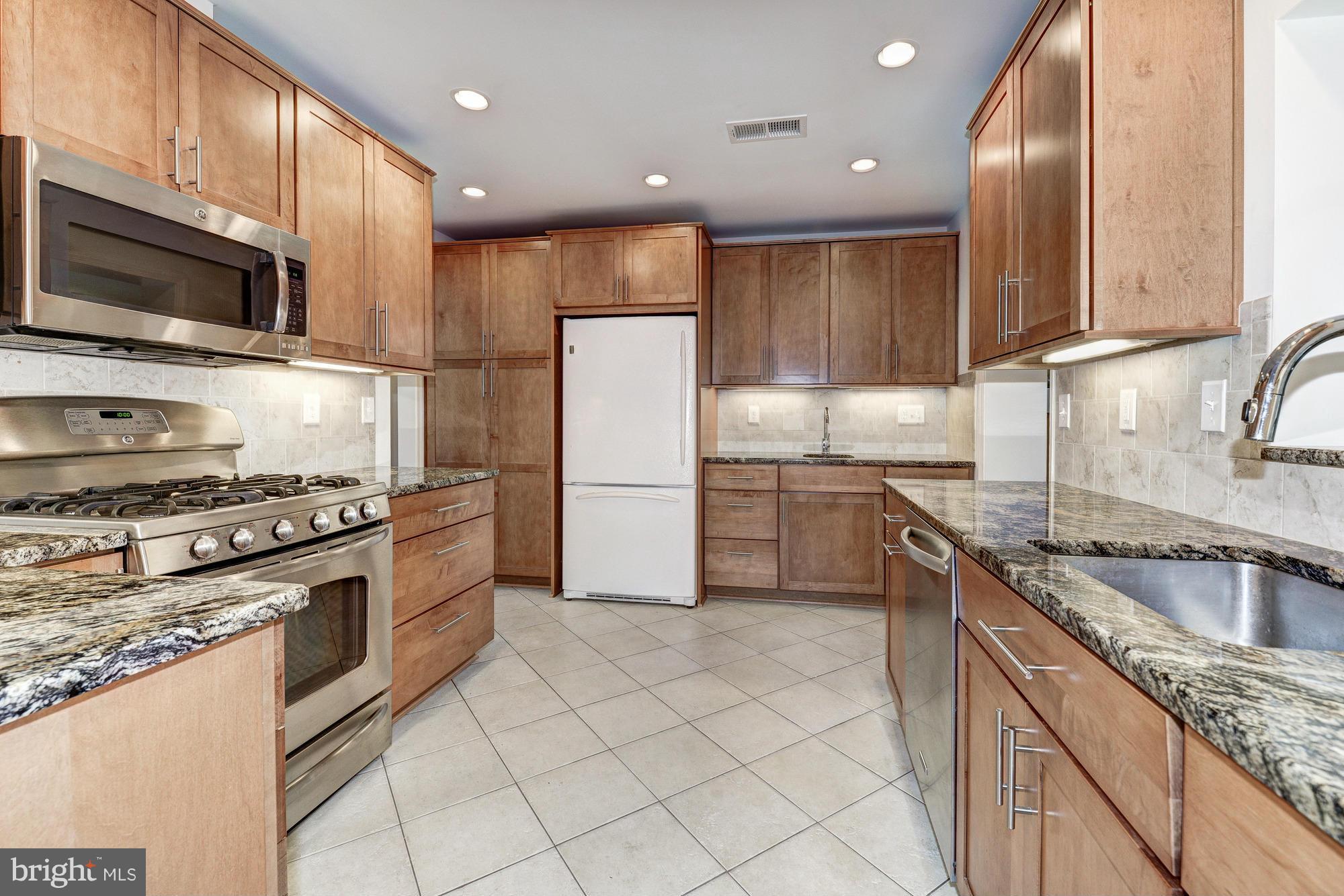 COUNTRY CLUB MANOR - Residential Lease