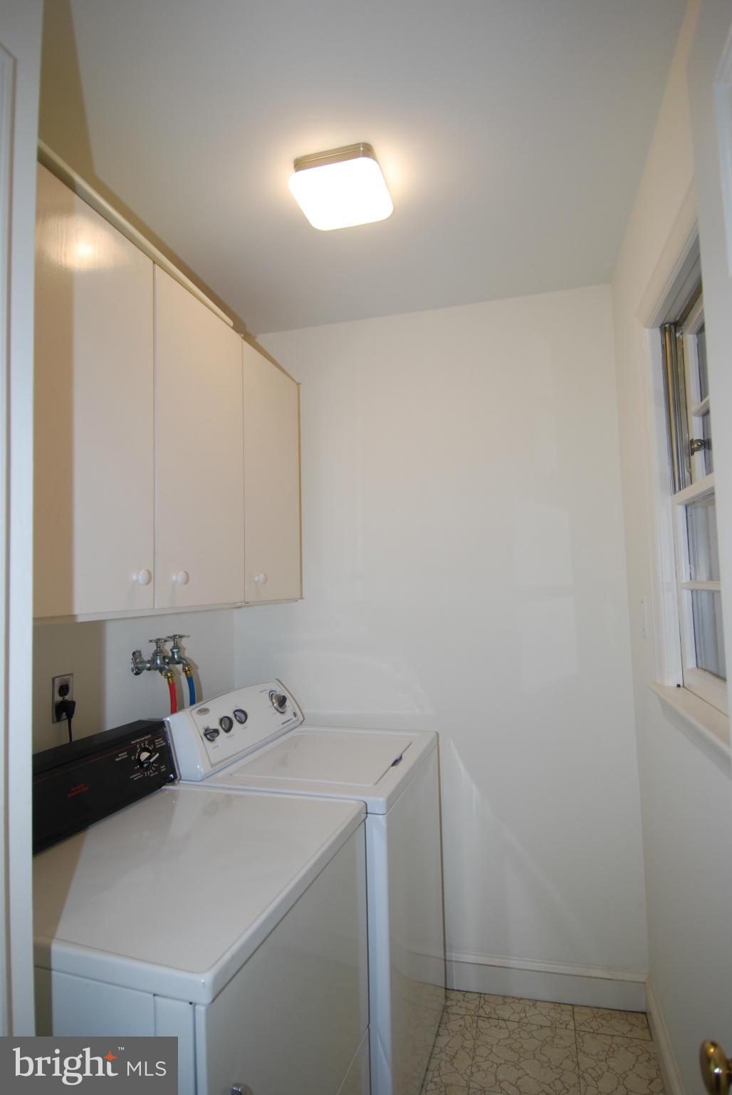 COUNTRY CLUB MANOR - Residential Lease