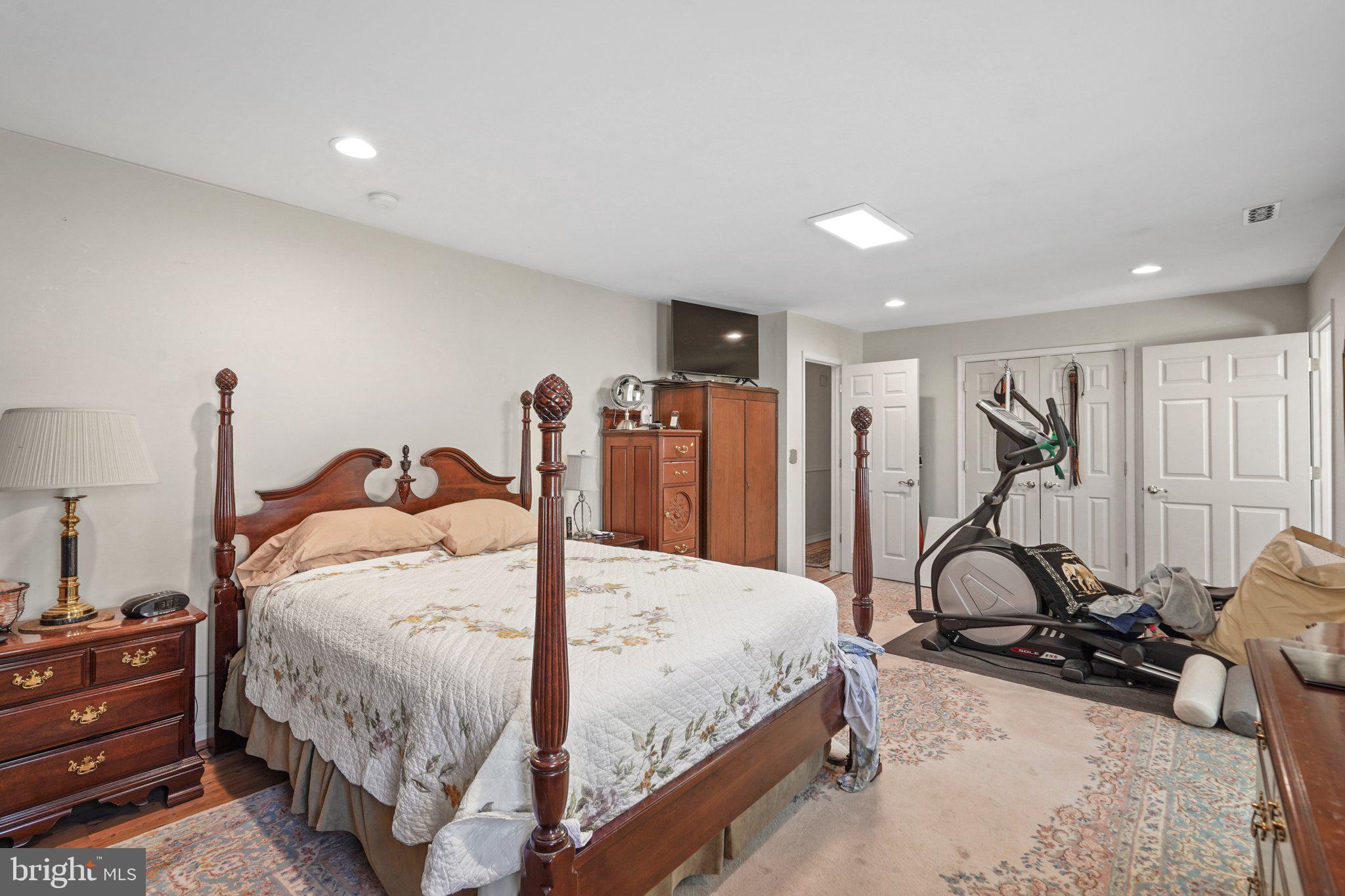 WILLIAMSBURG VILLAGE - Residential