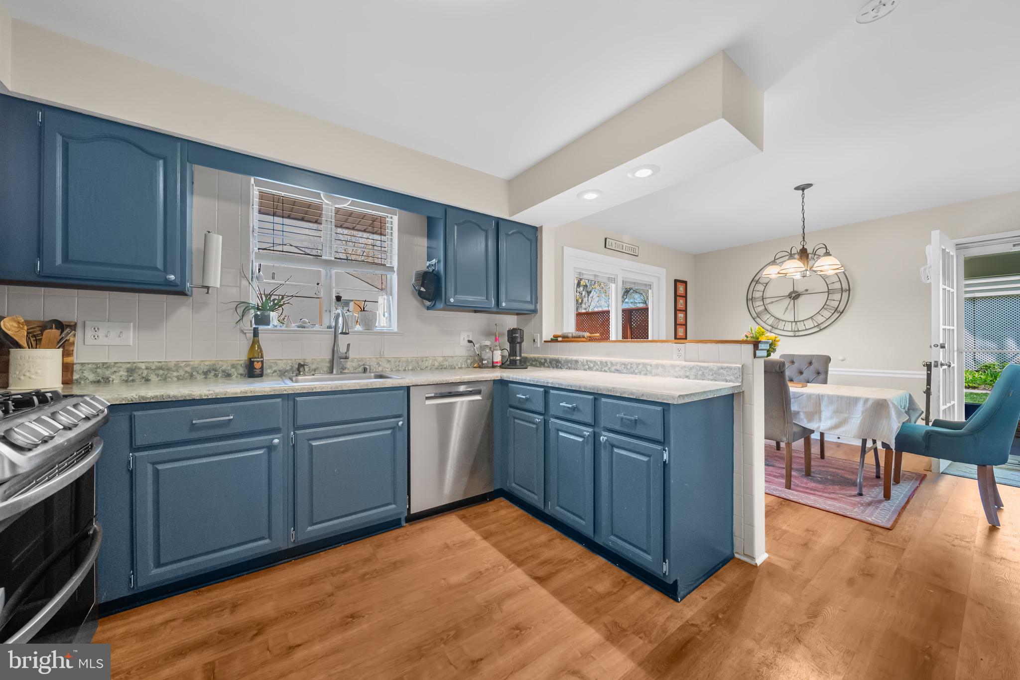 COUNTRY CLUB MANOR - Residential