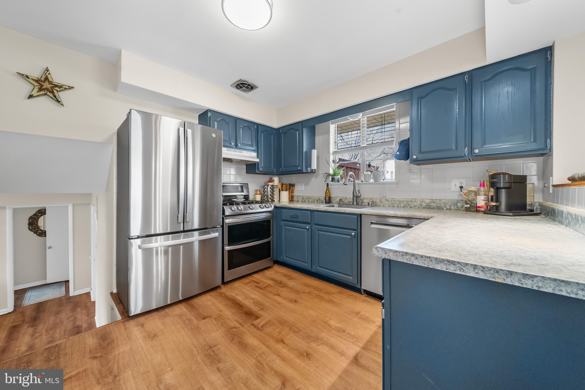 COUNTRY CLUB MANOR - Residential