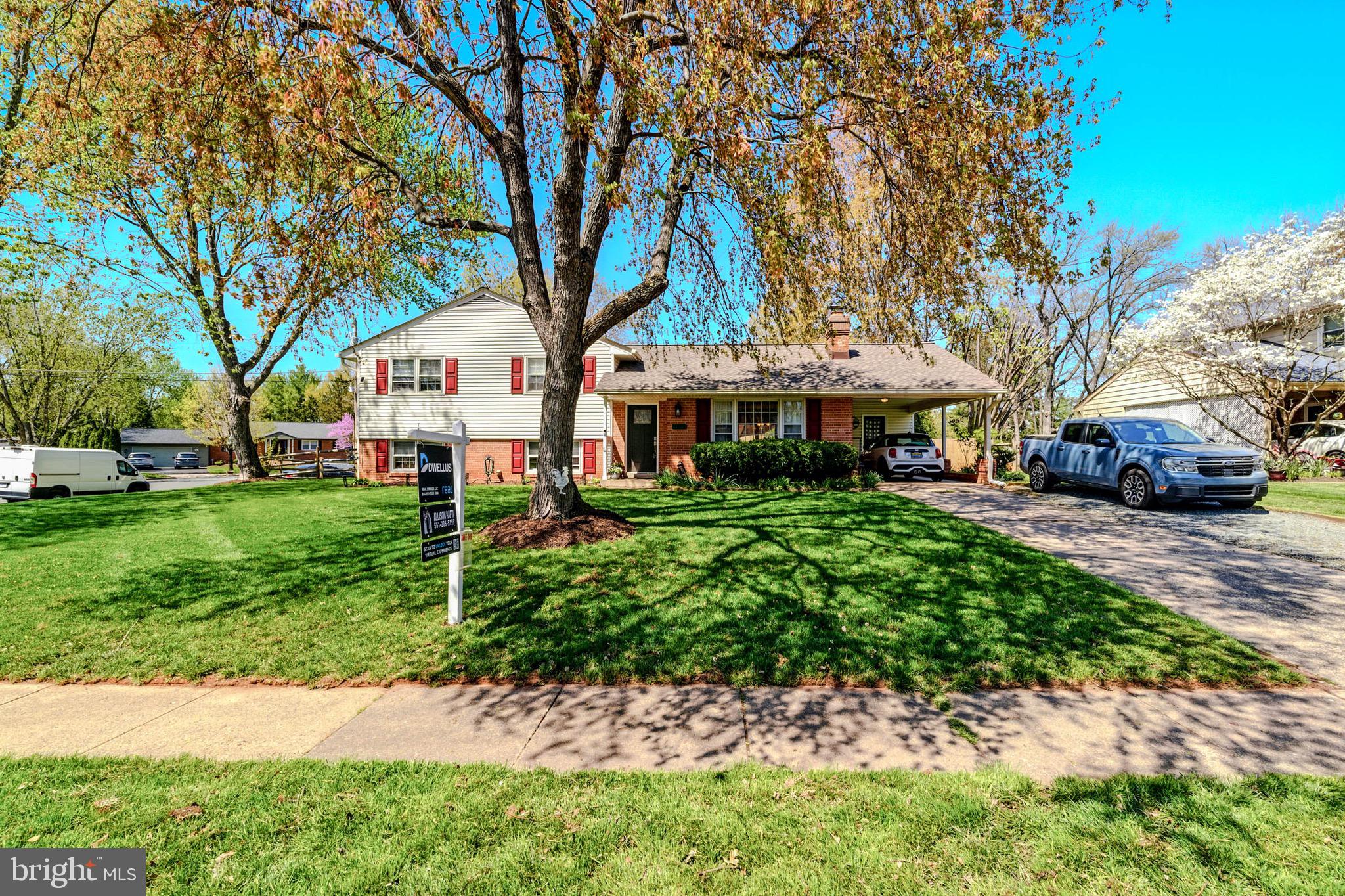 COUNTRY CLUB MANOR - Residential