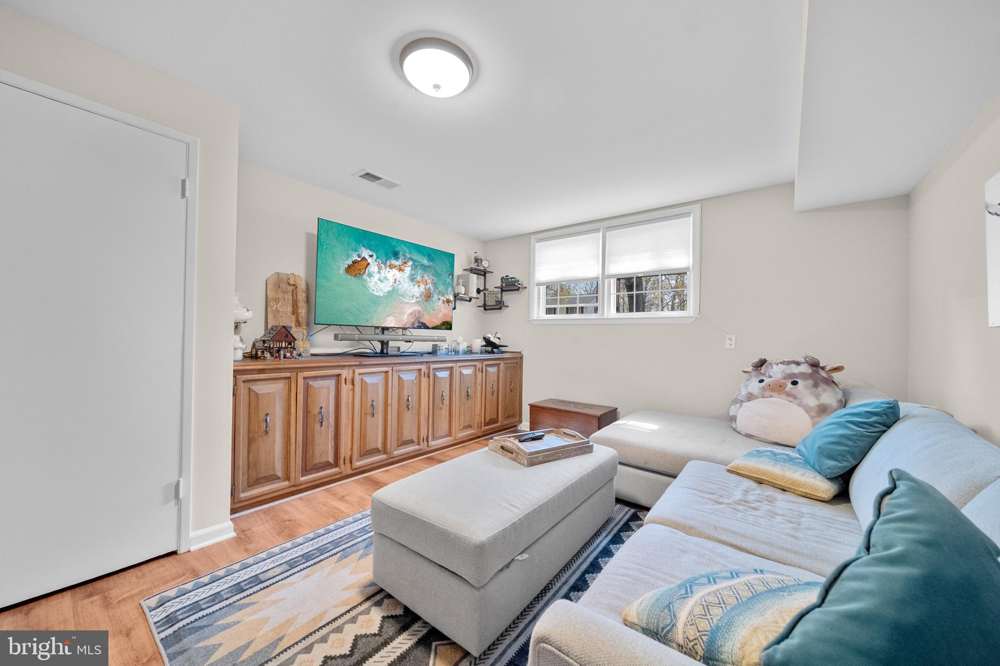 COUNTRY CLUB MANOR - Residential