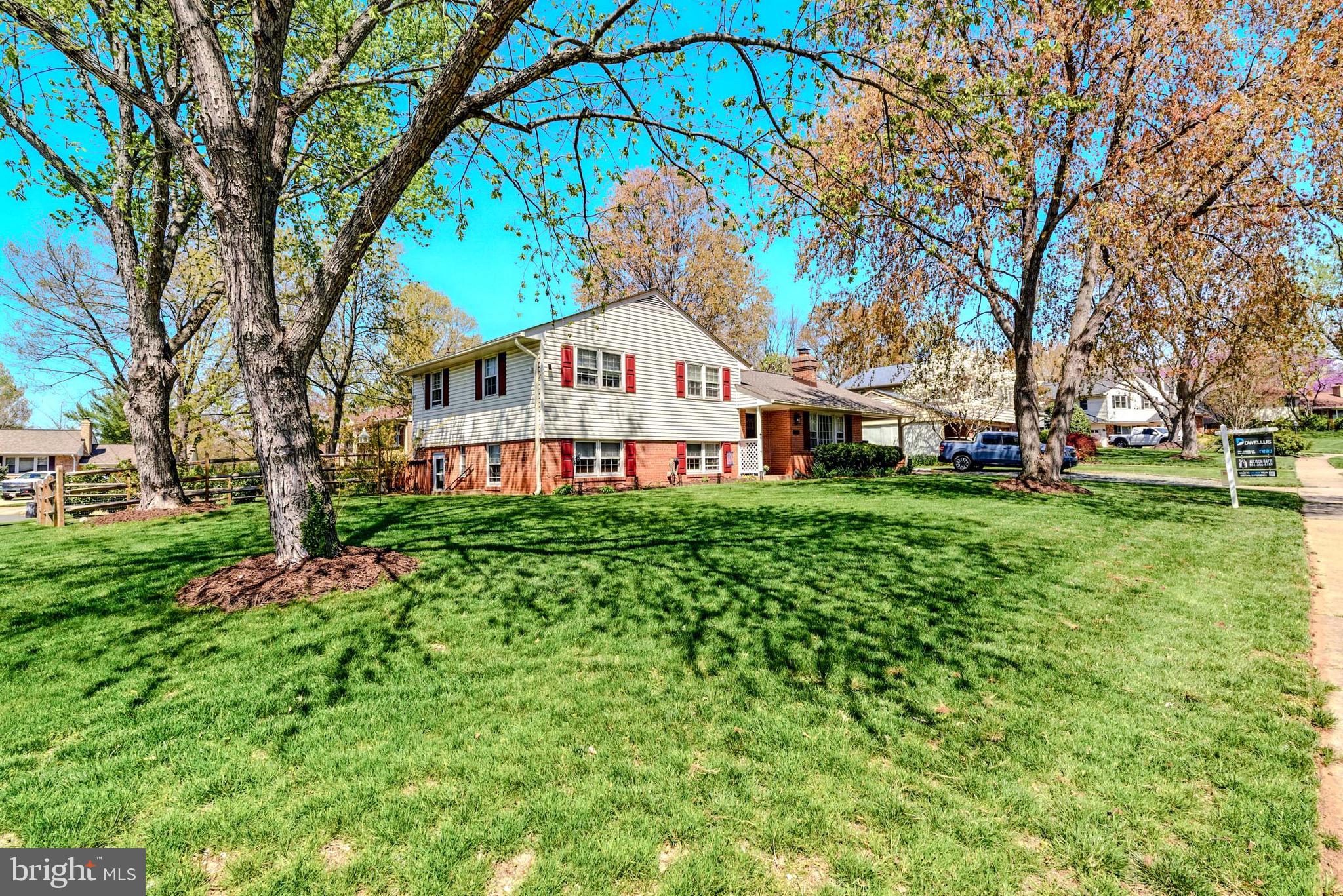 COUNTRY CLUB MANOR - Residential