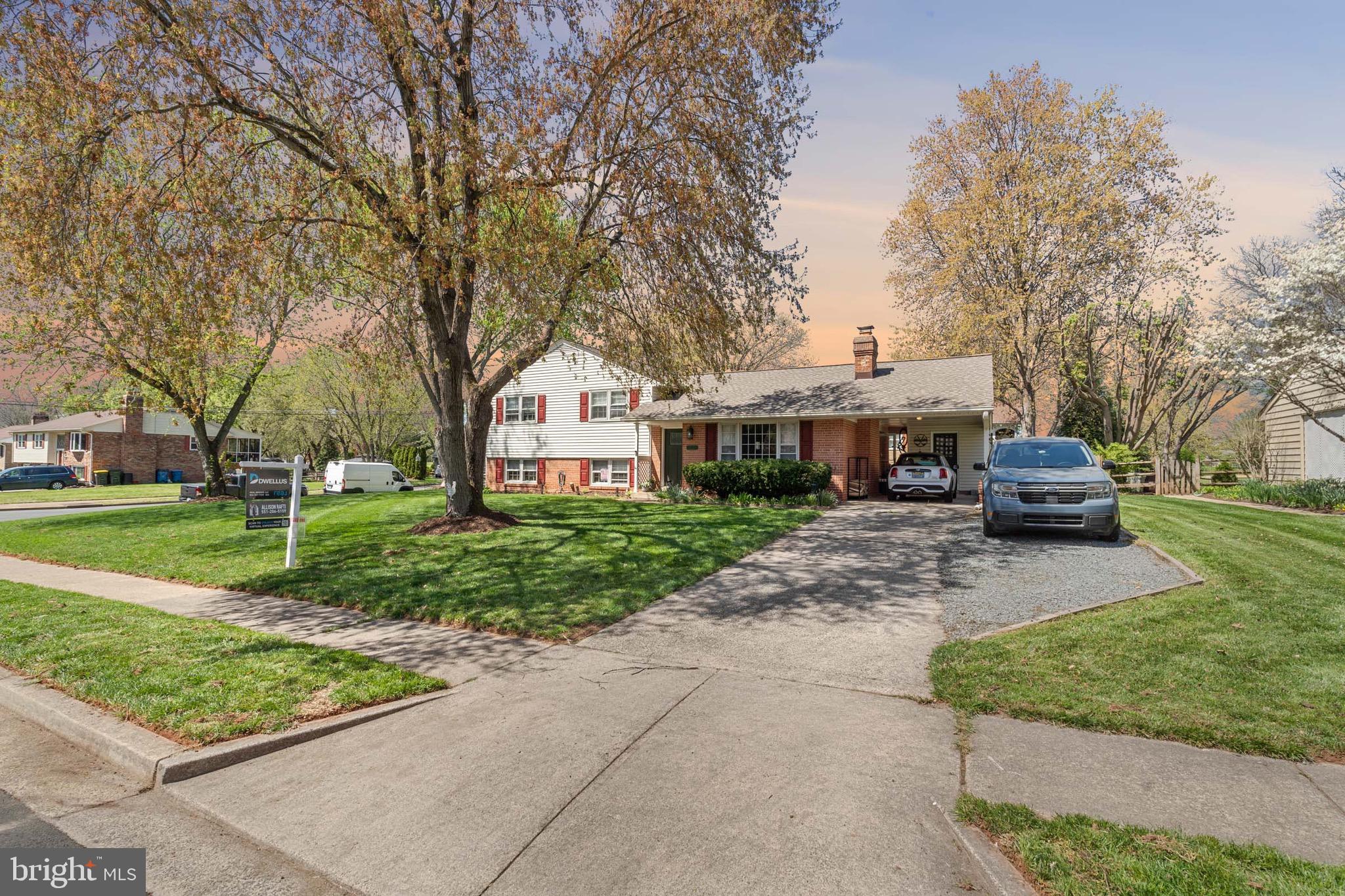 COUNTRY CLUB MANOR - Residential