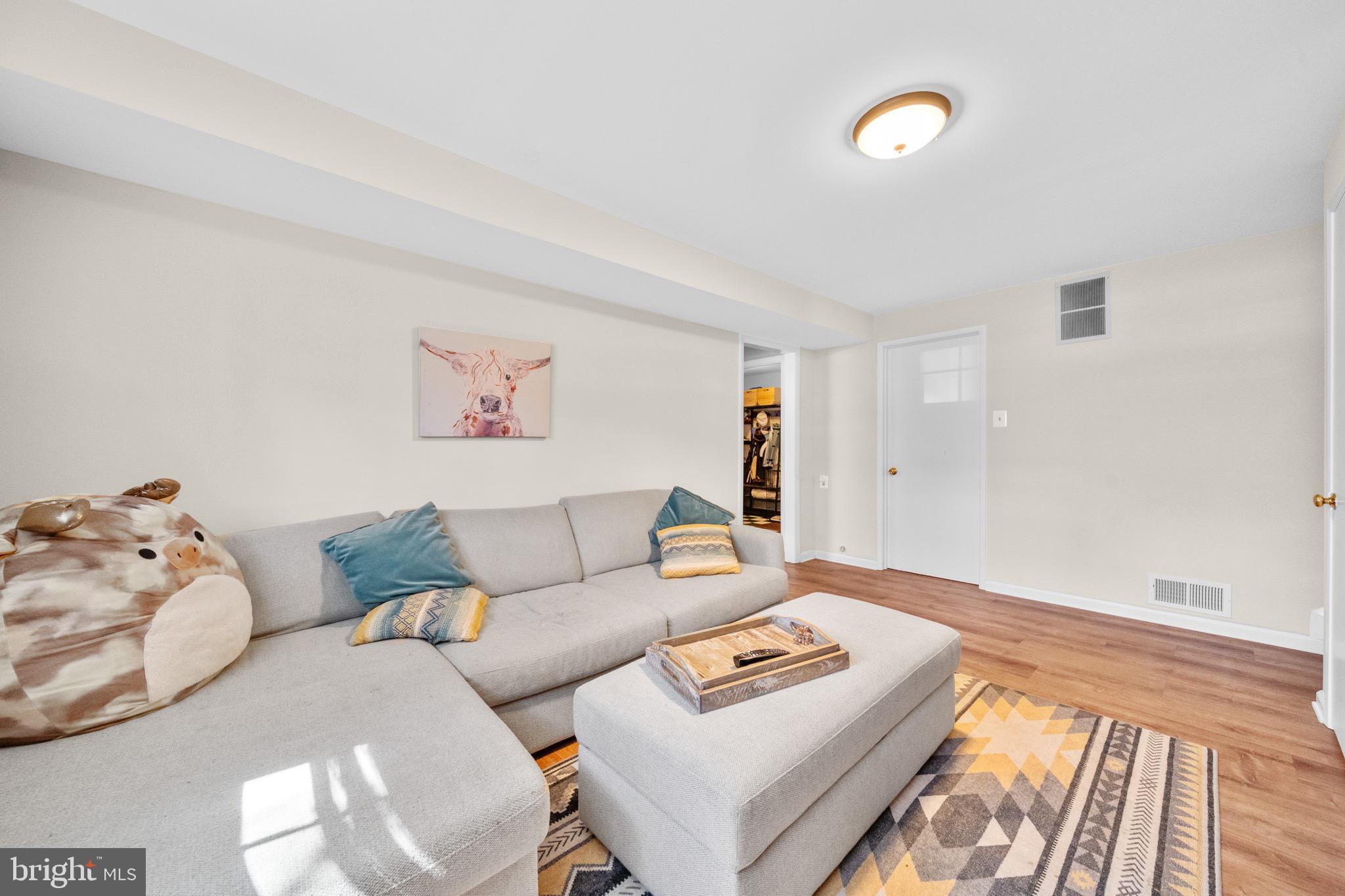 COUNTRY CLUB MANOR - Residential