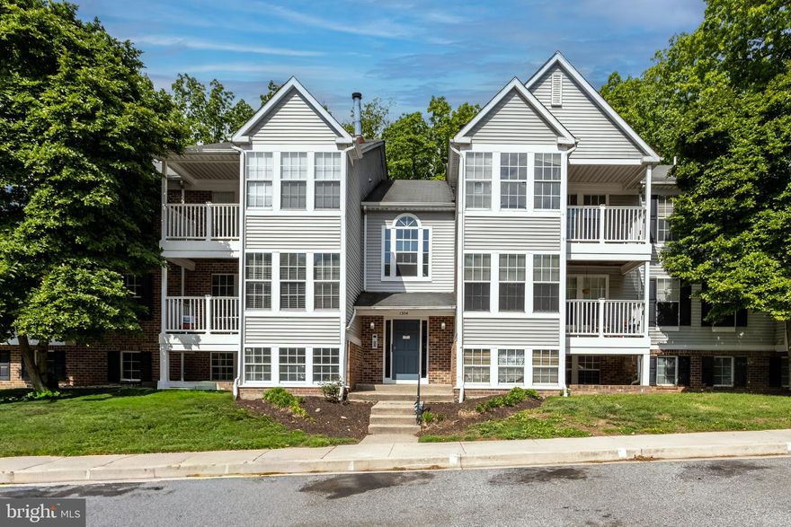 Updated penthouse condo with 2 bedrooms, 2 full baths, primary walk in closet, balcony and breakfast/dining area that is loaded with sunlight. Freshly painted with all new carpet. Kitchen has an abundance of counter and cabinet space. Laundry room is just off of the kitchen. Lots of trees surround the property for shade. Convenient to shopping, restaurants and just minutes from I95.