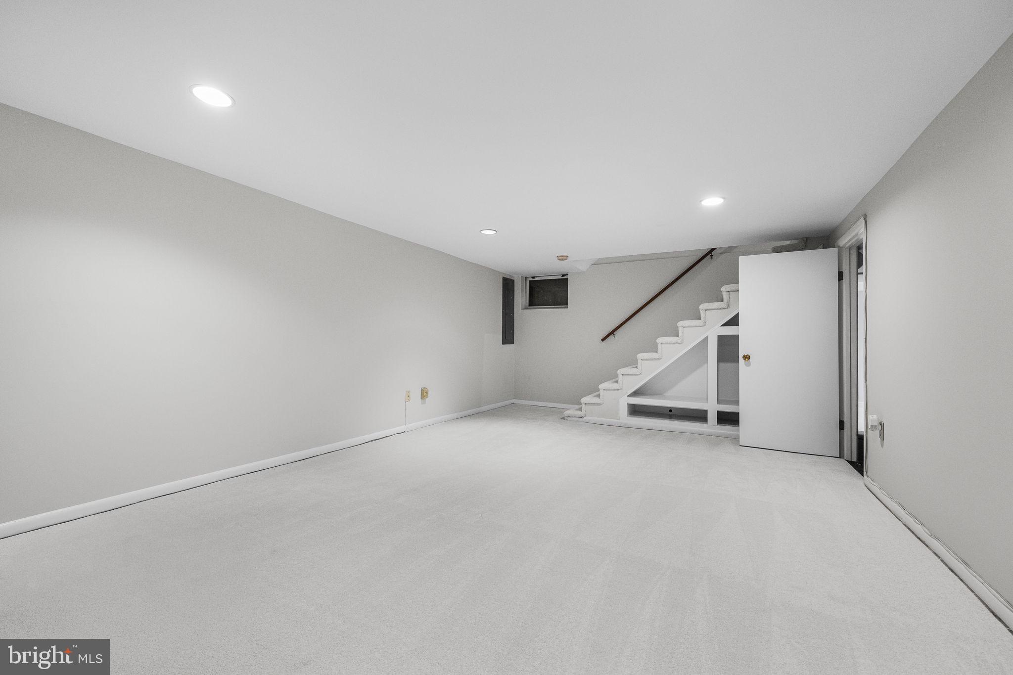 COUNTRY CLUB MANOR - Residential