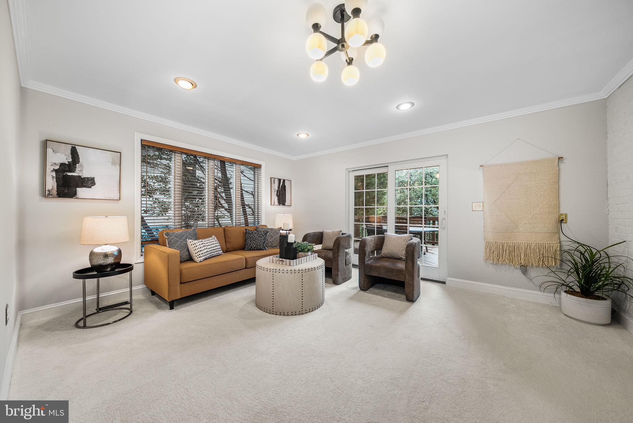 COUNTRY CLUB MANOR - Residential