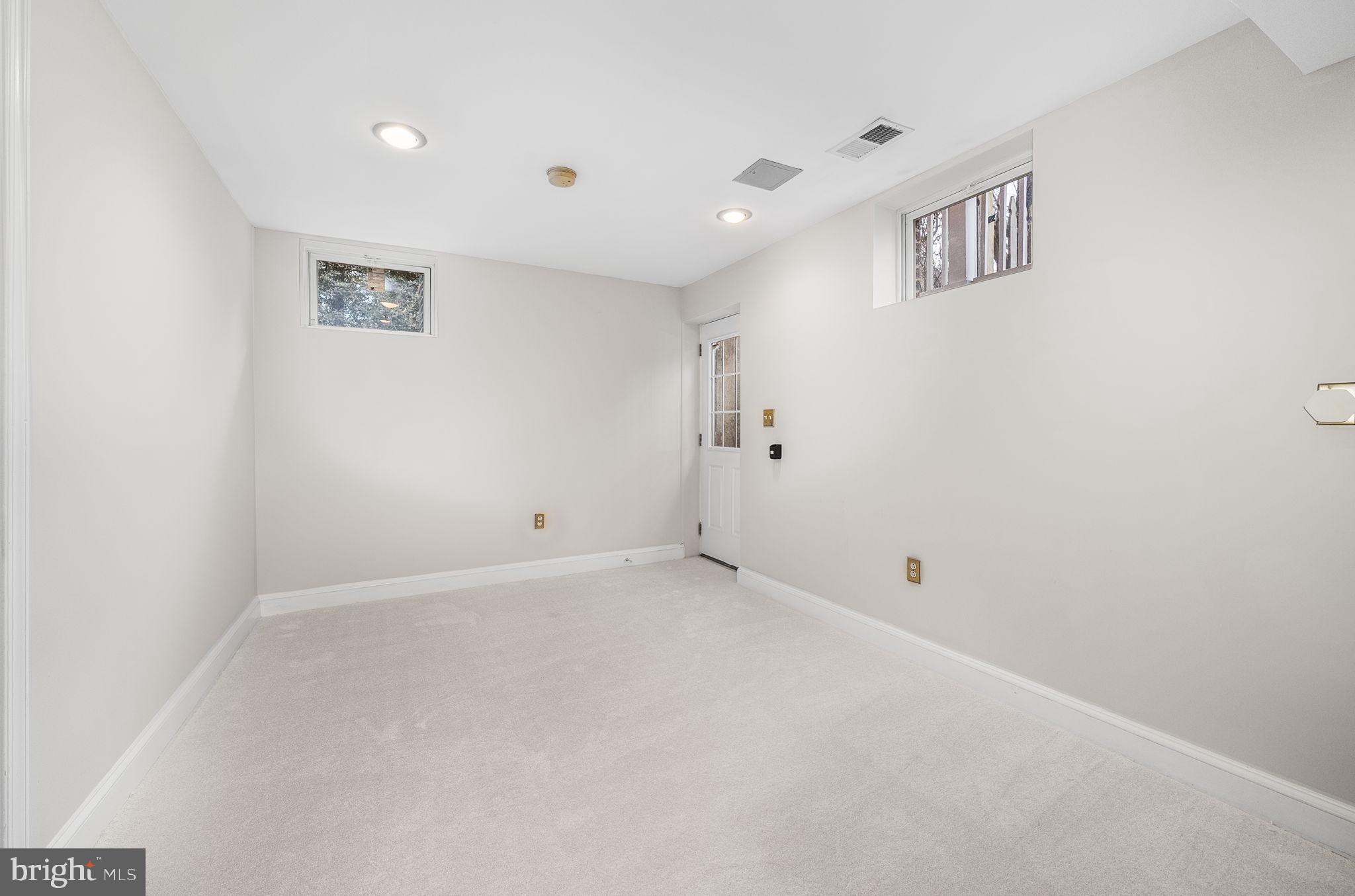 COUNTRY CLUB MANOR - Residential