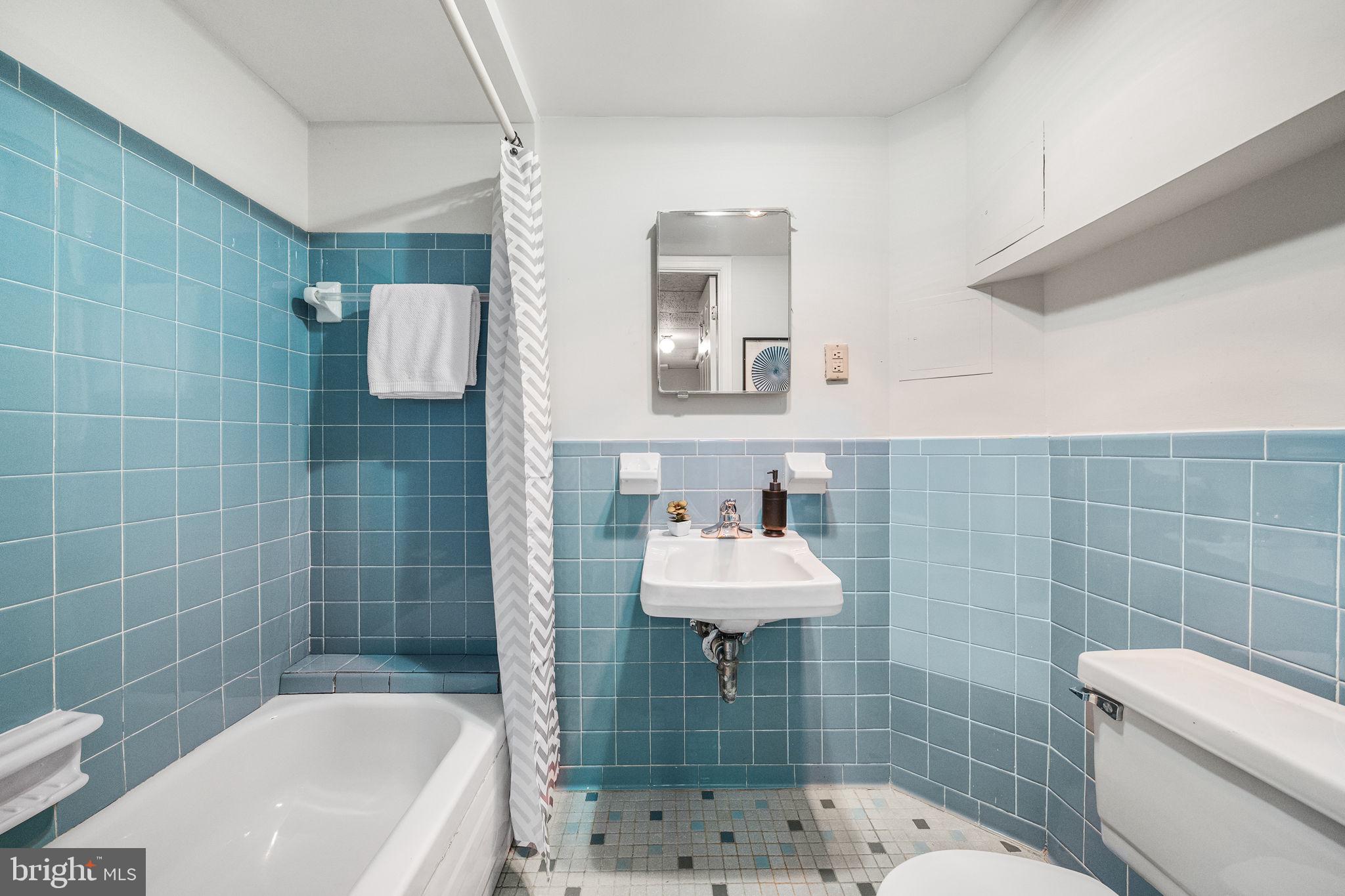 COUNTRY CLUB MANOR - Residential