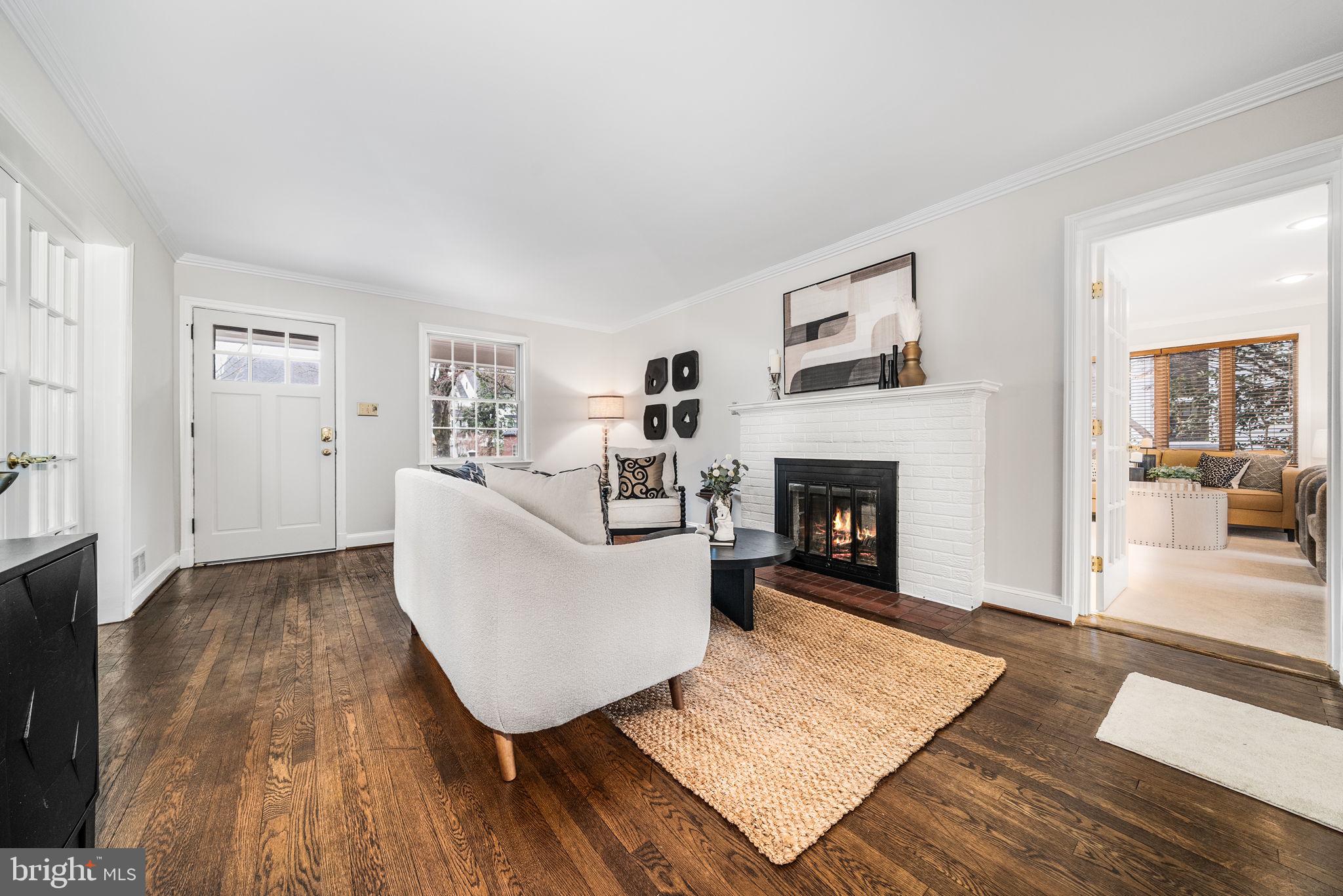 COUNTRY CLUB MANOR - Residential