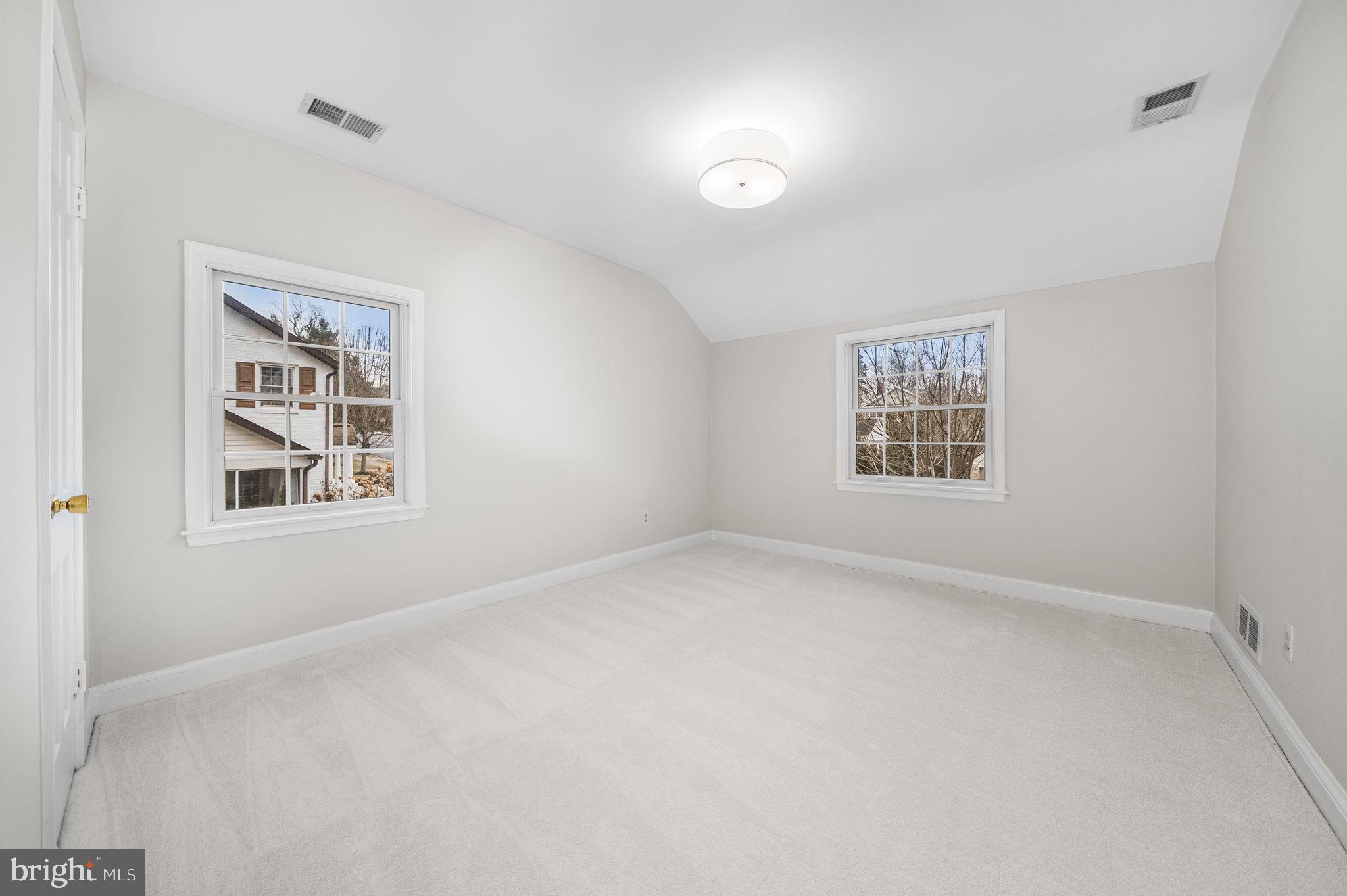 COUNTRY CLUB MANOR - Residential