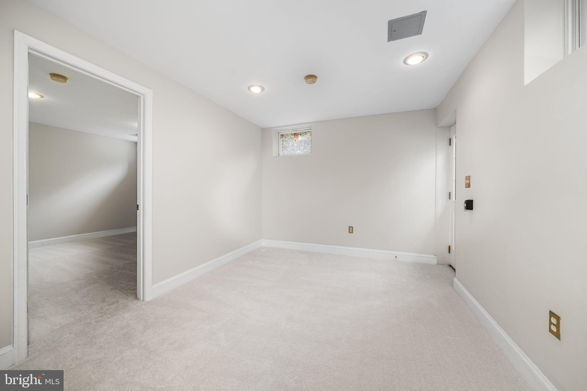 COUNTRY CLUB MANOR - Residential