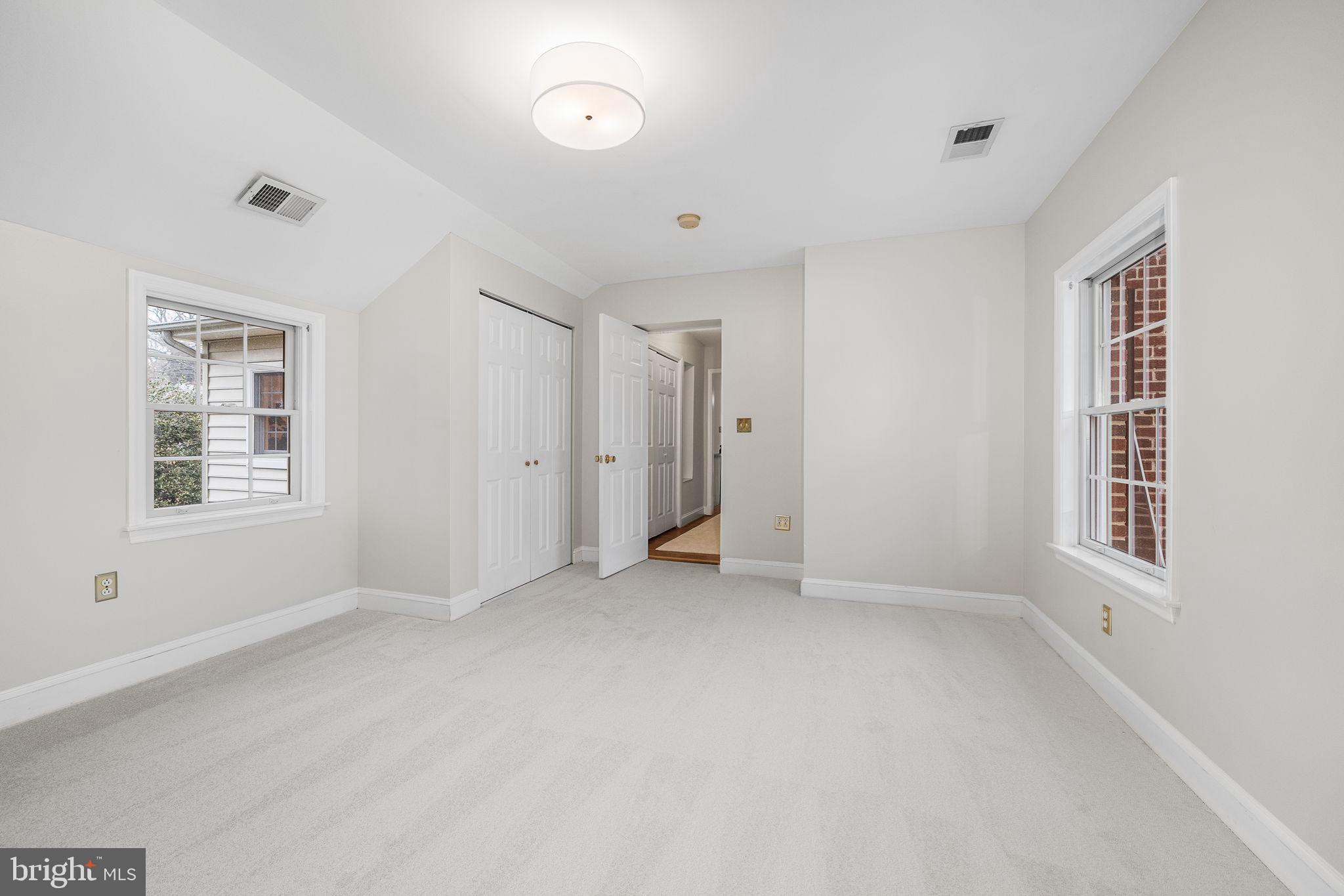 COUNTRY CLUB MANOR - Residential