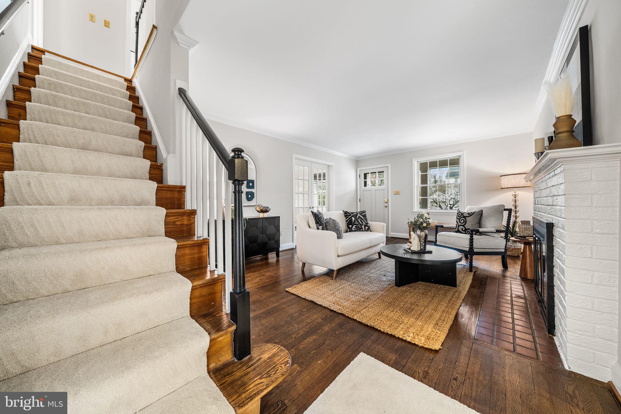 COUNTRY CLUB MANOR - Residential