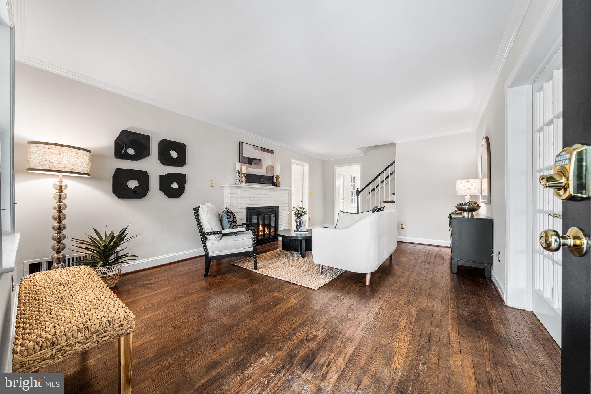 COUNTRY CLUB MANOR - Residential