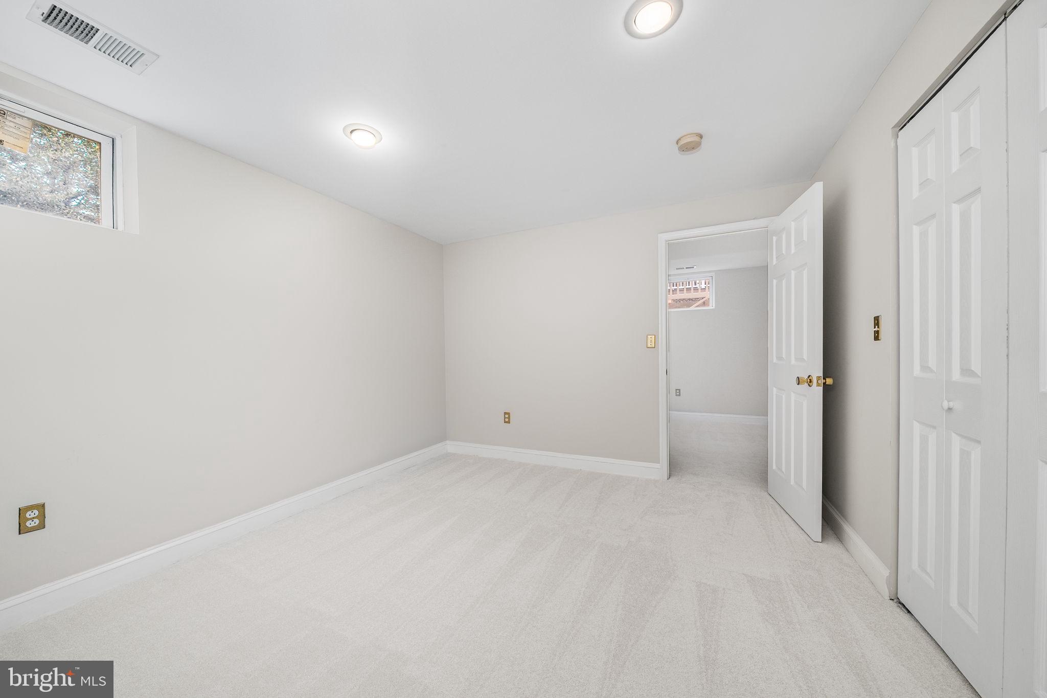 COUNTRY CLUB MANOR - Residential