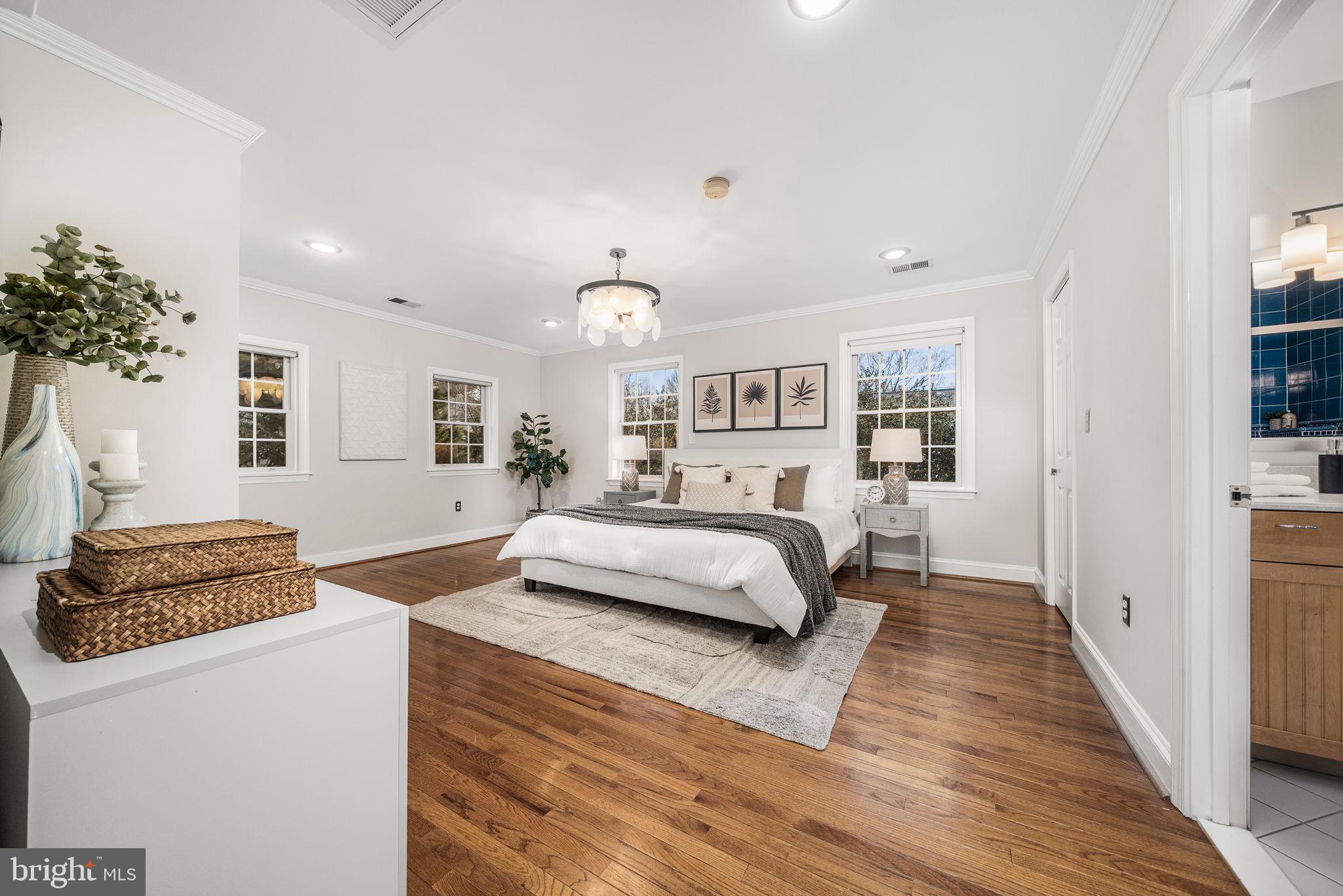 COUNTRY CLUB MANOR - Residential