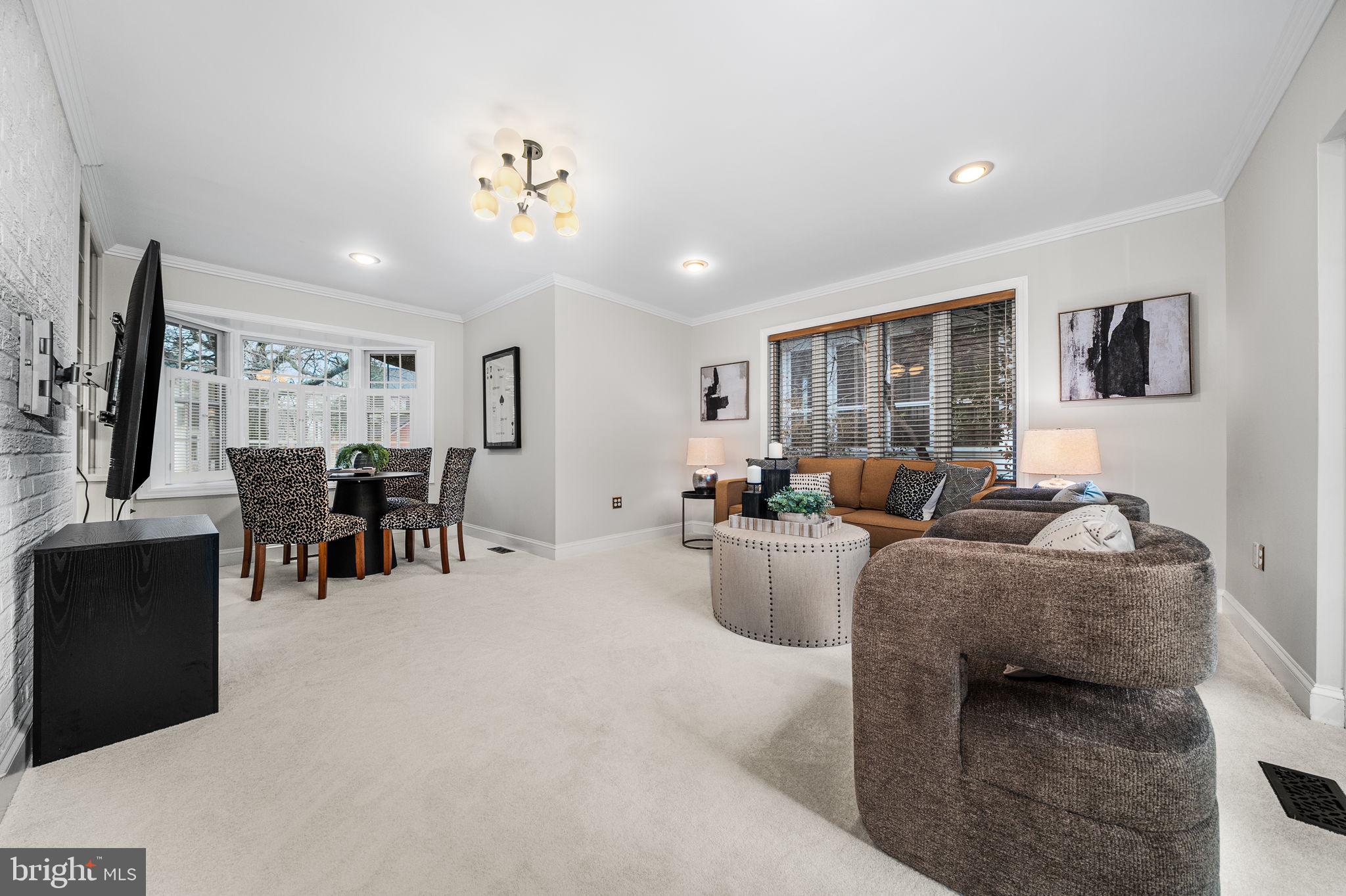 COUNTRY CLUB MANOR - Residential